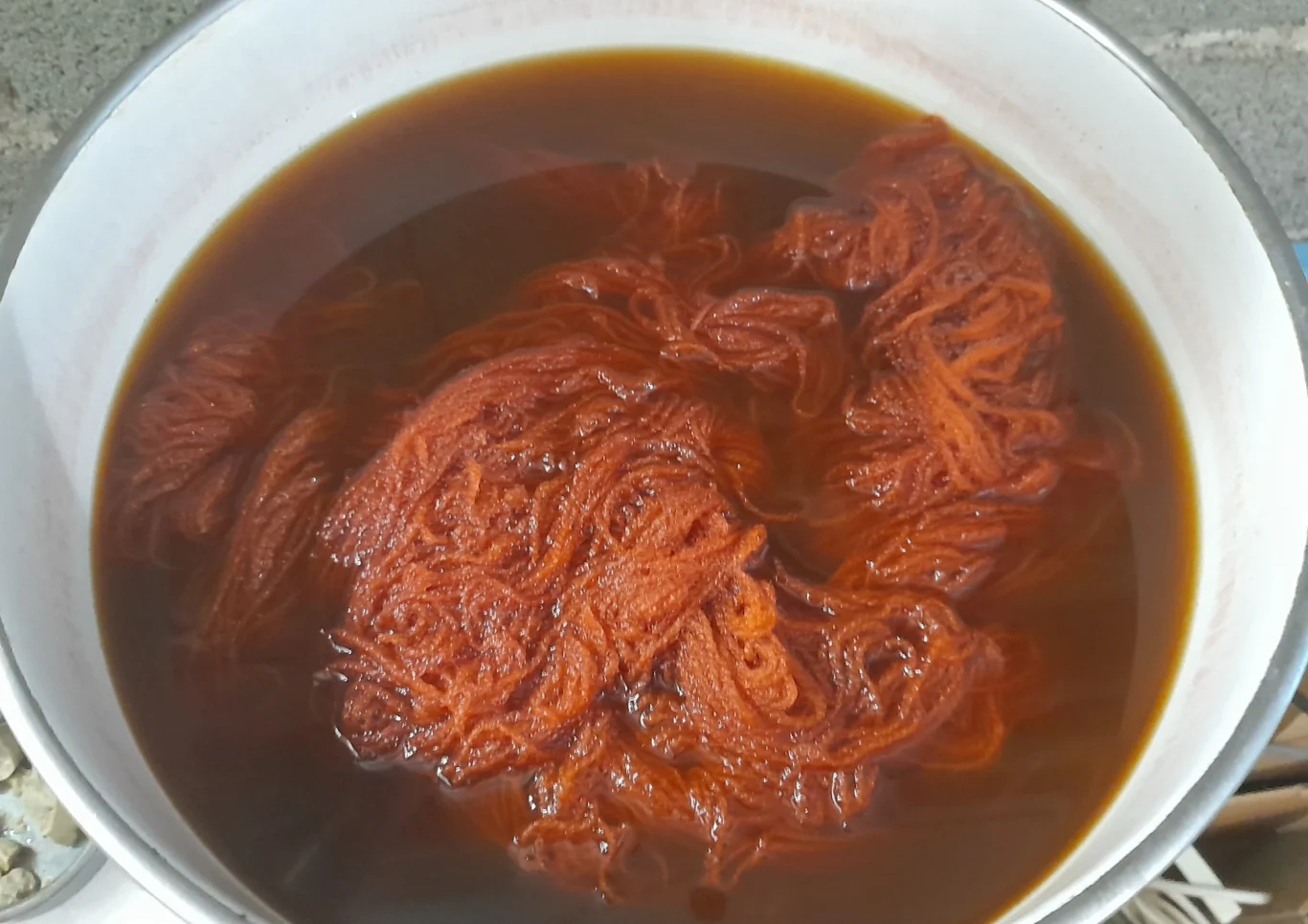 Echeveau dans bain de garance marmite garance